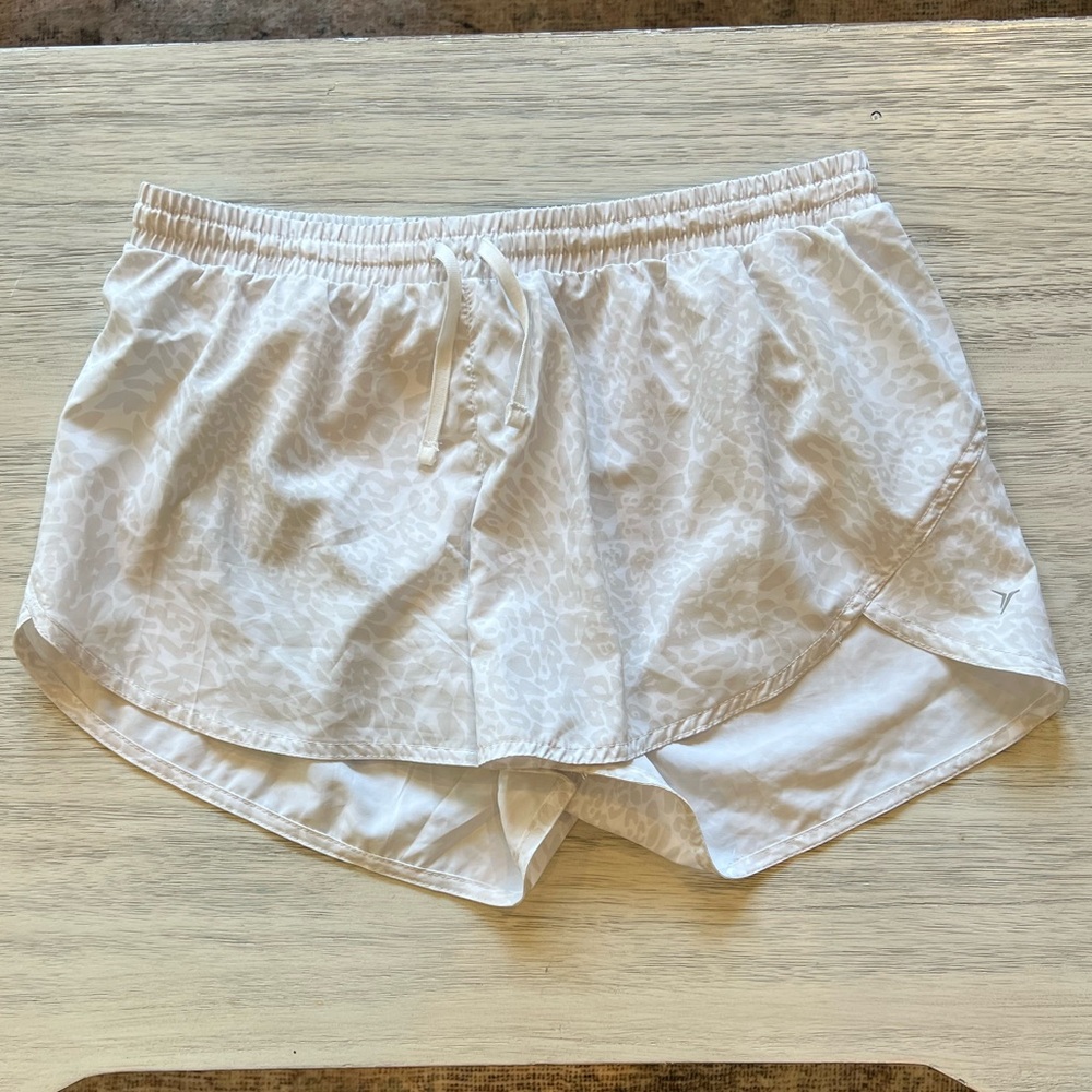 Old Navy Go-Dry Printed Run Shorts in White Leopard Print (Medium)